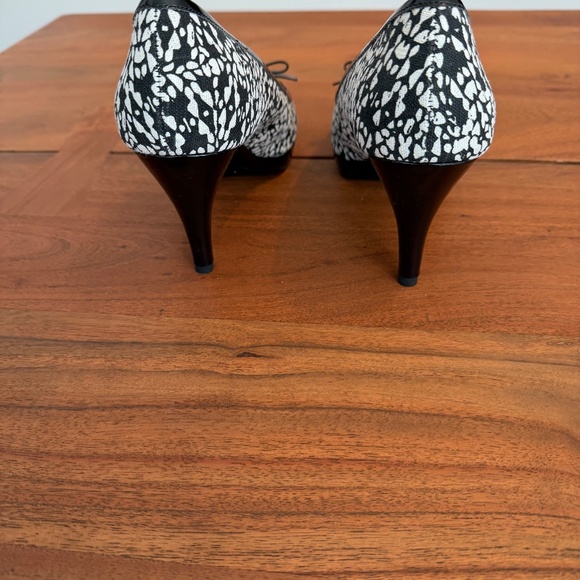 Bandolino Black and White Open Toe Pumps with Bow - Picture 2 of 6